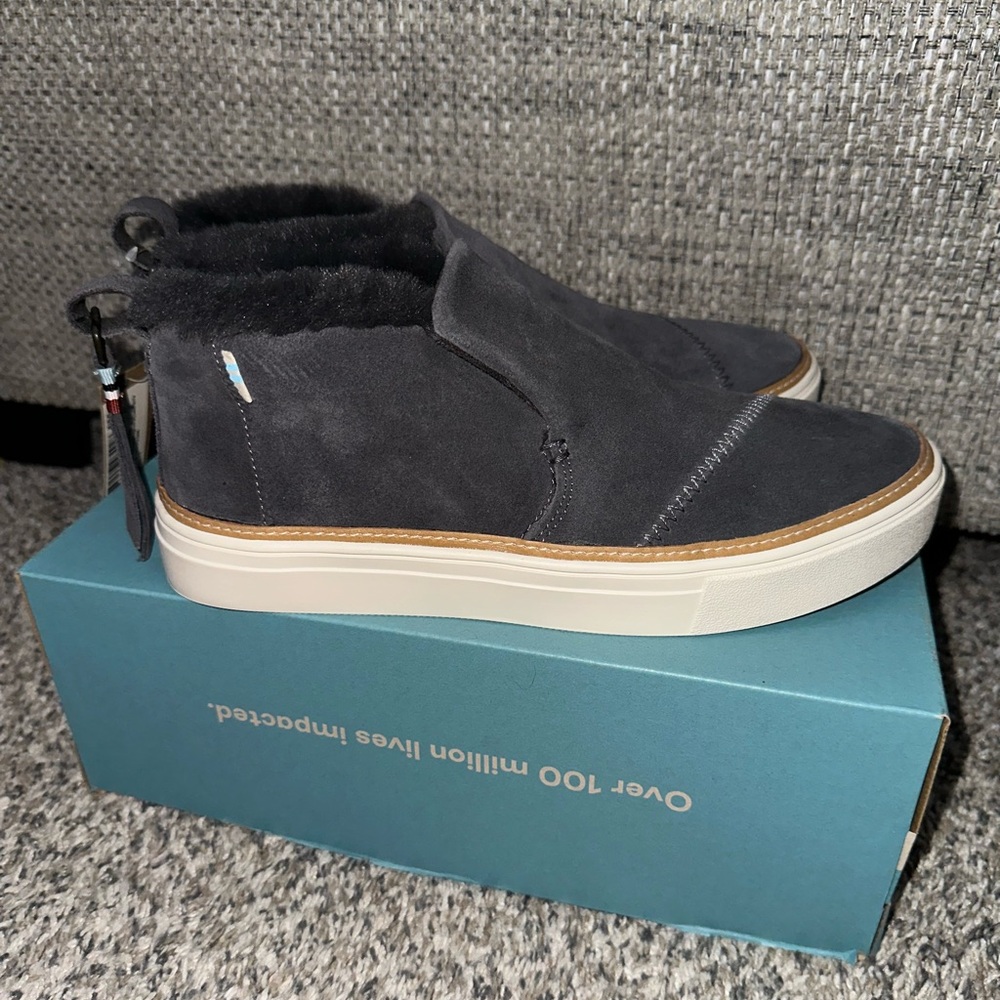 TOMS PAXTON FAUX FUR. SIZE WOMEN’S 7. BRAND NEW.